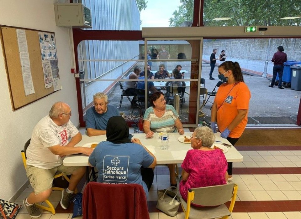 L'équipe du Secours Catholique propose un repas chaud aux sinistrés, salle des sports Robert Gourdon à Vauvert