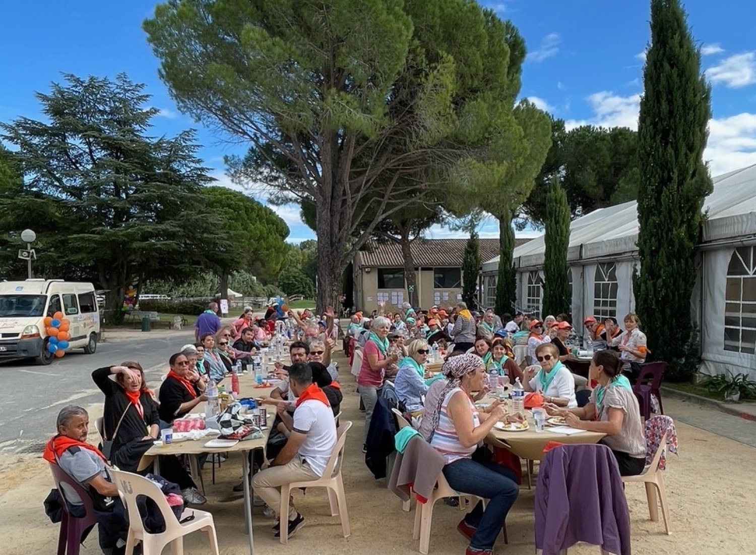 200 personnes attablées pour la journée de la joie à Uzès.